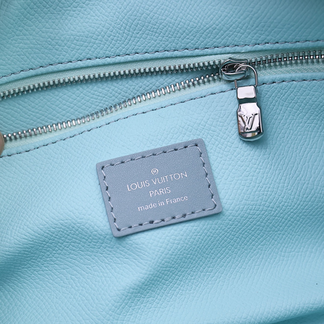 1V light blue Dopp Kit bag