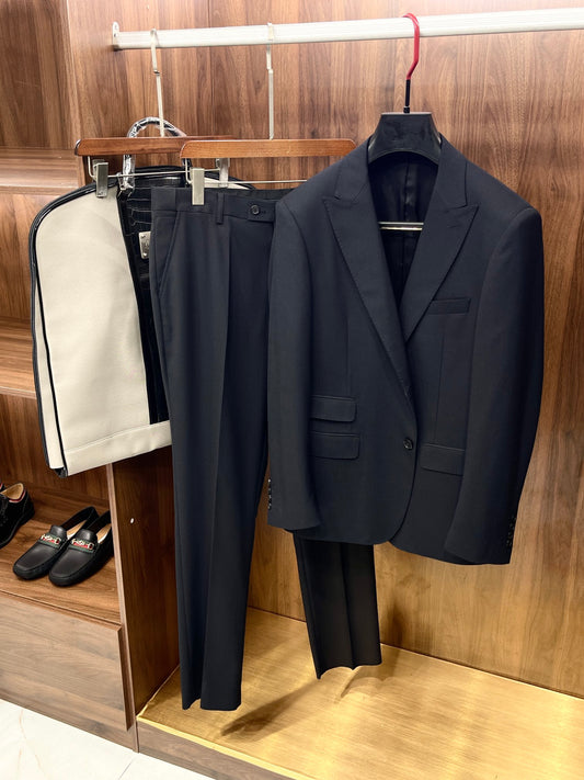 Lor0 Piana's Suit