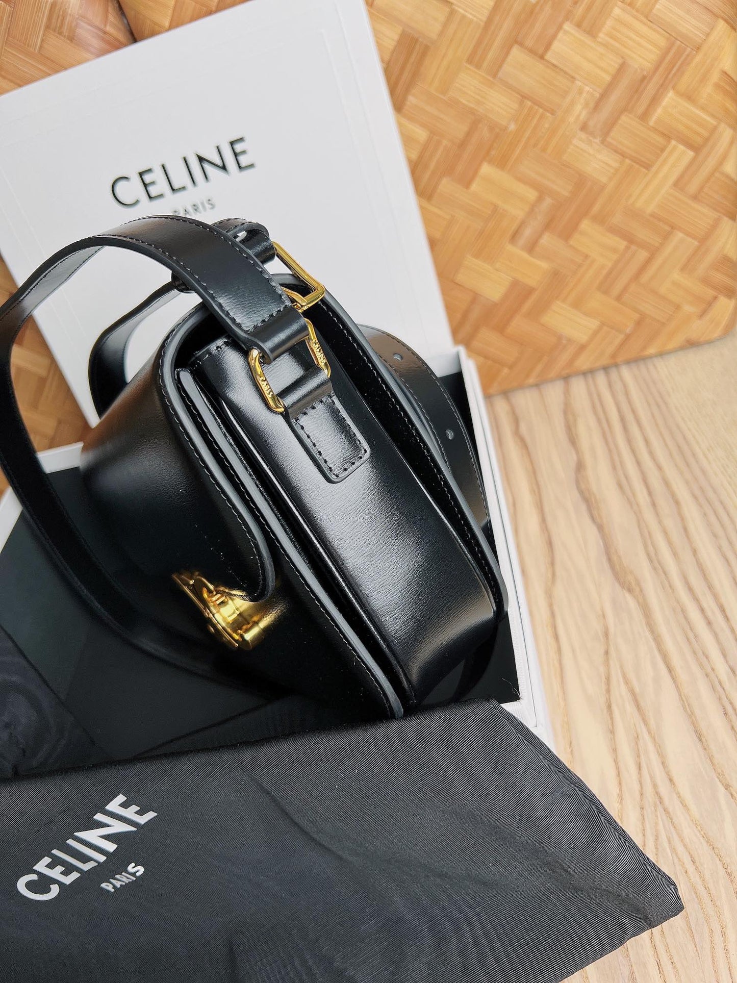 CLASSIC TRIOMPHE BAG IN SHINY CALFSKIN