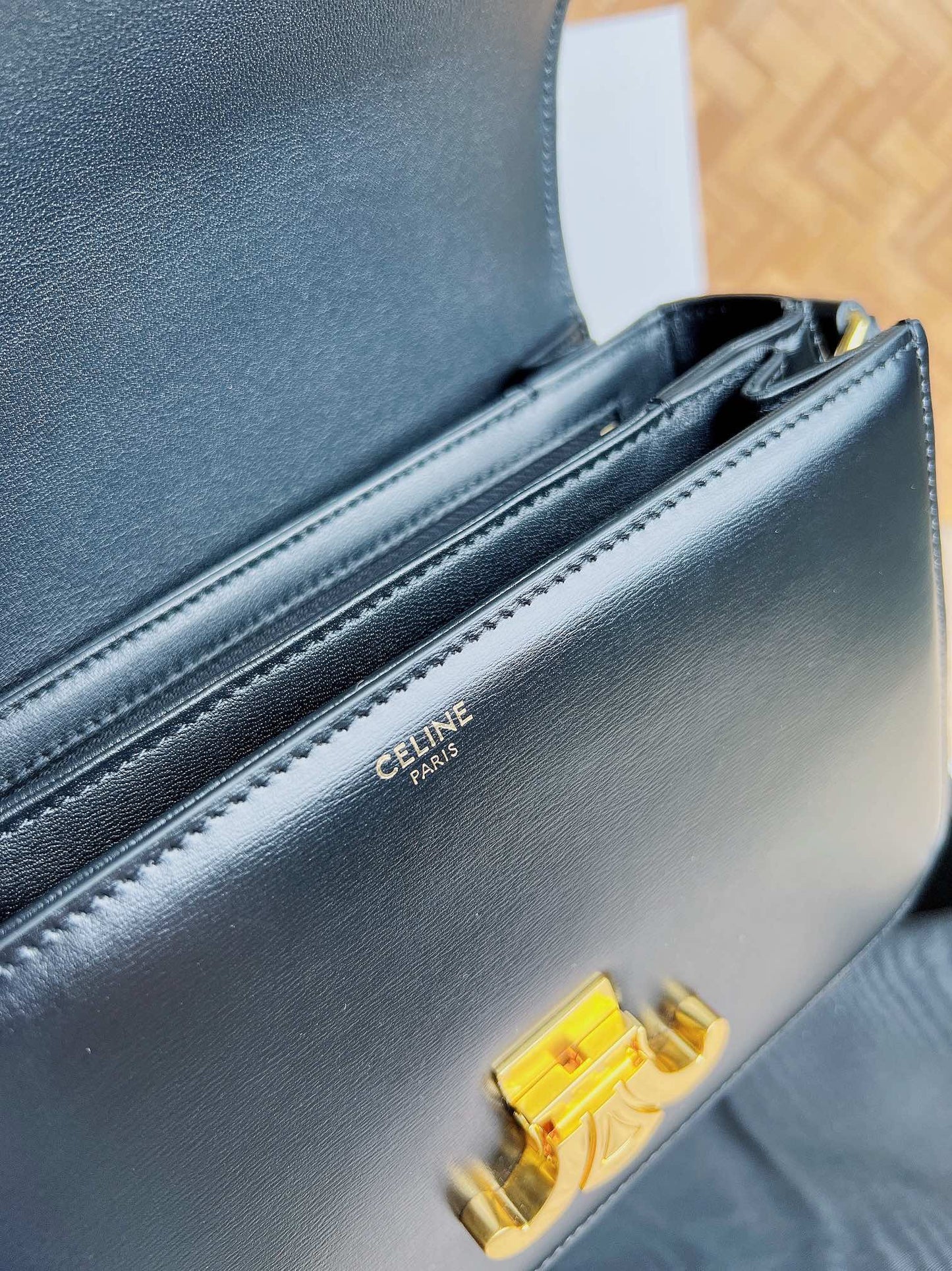 CLASSIC TRIOMPHE BAG IN SHINY CALFSKIN