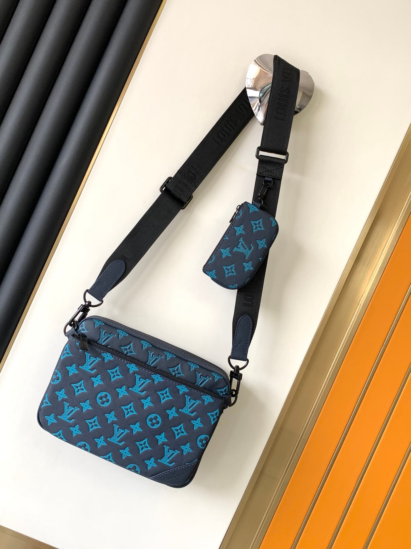 1V Trio messenger bag