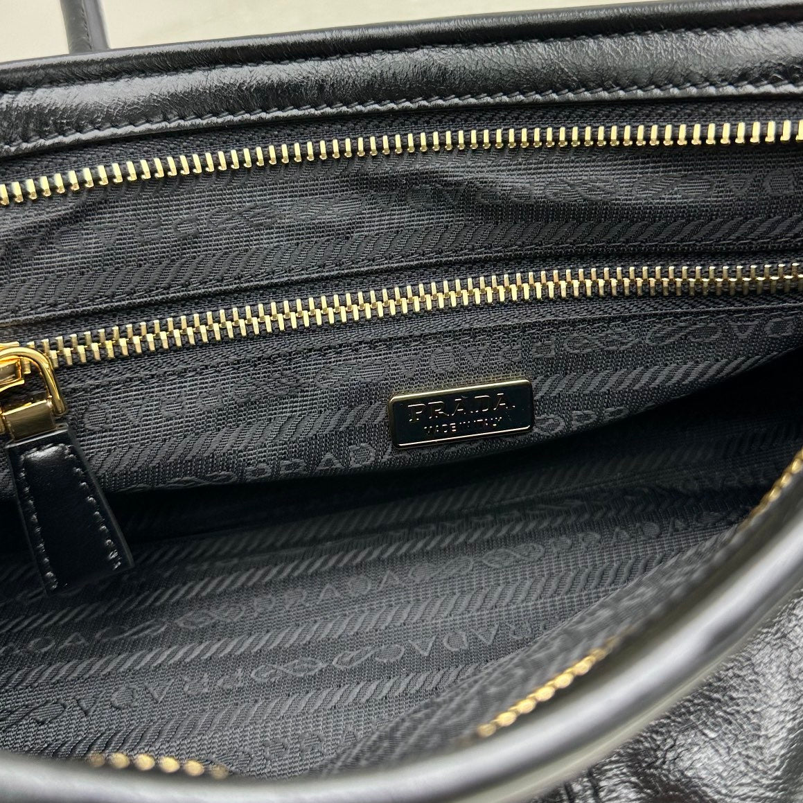 𝐏𝐫𝐚𝐝𝐚 Lus Solf crossbody bag