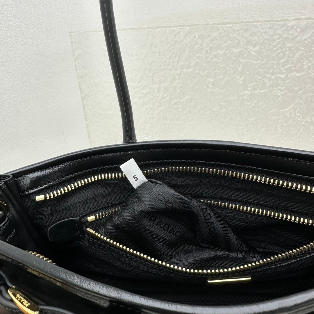 𝐏𝐫𝐚𝐝𝐚 Lus Solf crossbody bag