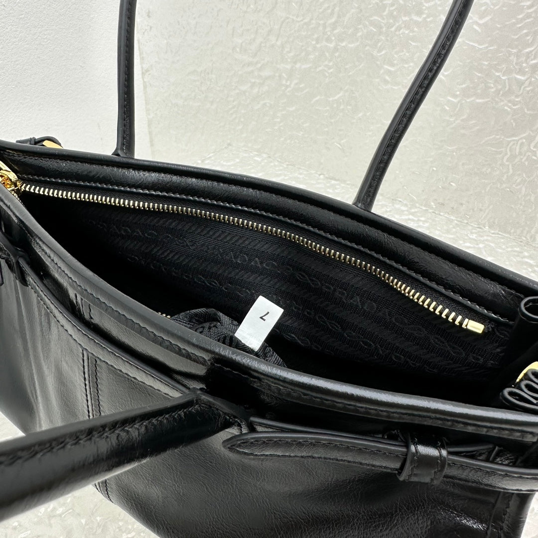 𝐏𝐫𝐚𝐝𝐚 Lus Solf crossbody bag