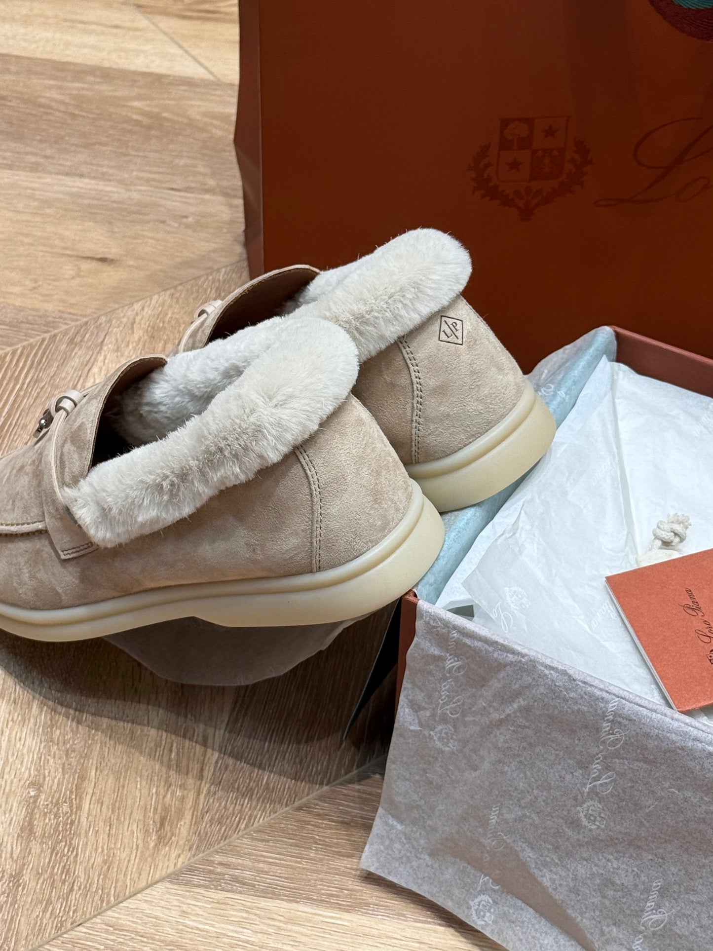 𝐋𝐏 𝐒𝐮𝐦𝐦𝐞𝐫 𝐂𝐡𝐚𝐫𝐦𝐬 𝐖𝐚𝐥𝐤